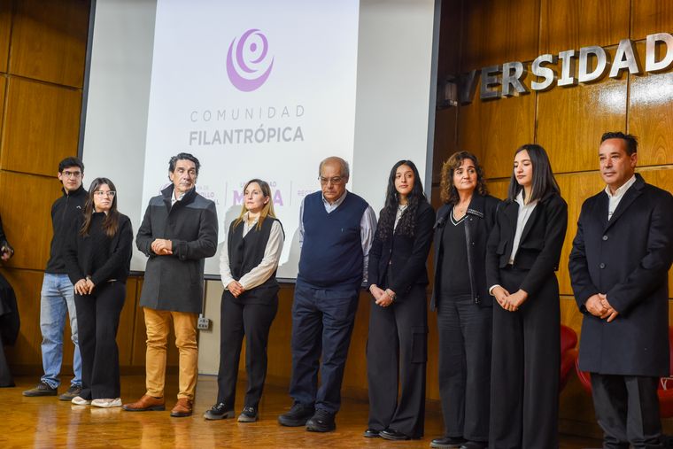 En el acto en cuestión se reconoció el valor de la filantropía, entendida como la ayuda desinteresada a los demás. Abarca la donación de tiempo, talento o recursos financieros para generar cambios positivos y sostenibles en la sociedad, buscando solucionar las causas de fondo de los problemas sociales. En el acto en cuestión se reconoció el valor de la filantropía, entendida como la ayuda desinteresada a los demás. Abarca la donación de tiempo, talento o recursos financieros para generar cambios positivos y sostenibles en la sociedad, buscando solucionar las causas de fondo de los problemas sociales.