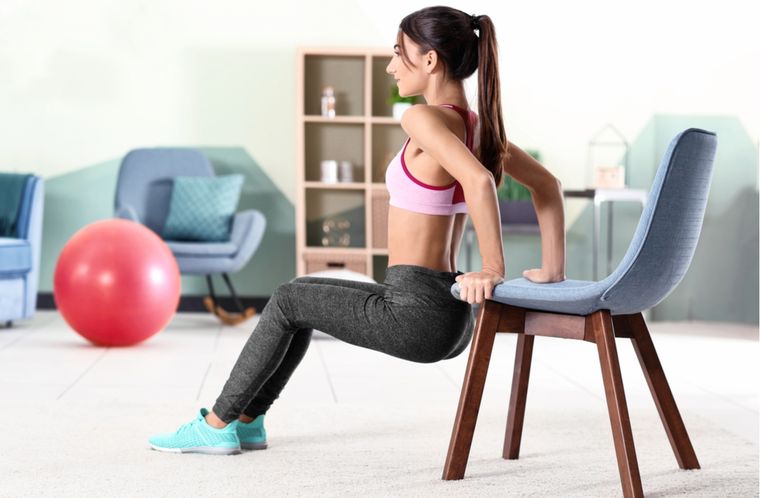 Ejercicios Fortalece el cuerpo en casa solo usando una silla Foto: Shutterstock