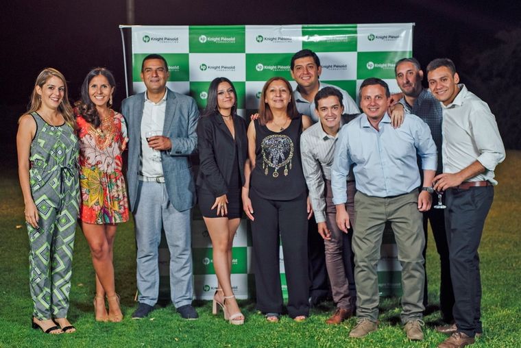 Los chicos de administración posaron divertidos.