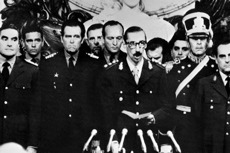 El Proceso de Reorganización Nacional fue la pompa que escondió un golpe militar sangriento y un cambio crucial de la matriz económica nacional. El Proceso de Reorganización Nacional fue la pompa que escondió un golpe militar sangriento y un cambio crucial de la matriz económica nacional.