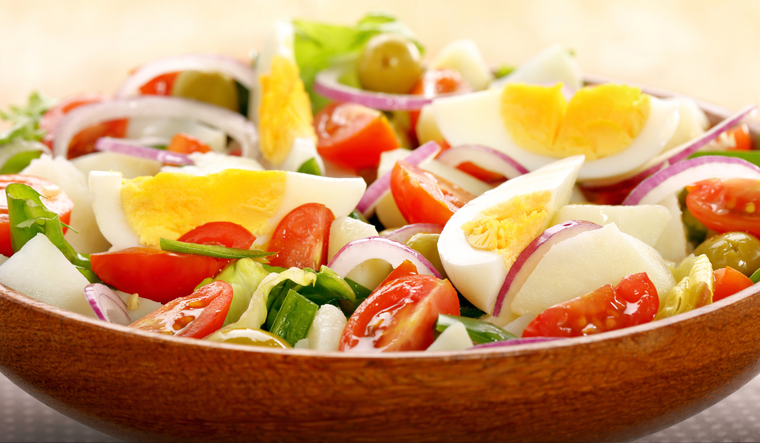 Aunque la versión clásica lleva atún y huevo, cada región adapta la receta con sus productos locales, desde aceitunas negras hasta pepinillos o maíz. Aunque la versión clásica lleva atún y huevo, cada región adapta la receta con sus productos locales, desde aceitunas negras hasta pepinillos o maíz.