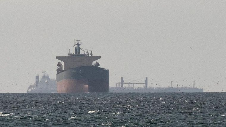 Cerca del 20% del petróleo y gas del mundo pasa por el estrecho de Ormuz desde el Golfo Pérsico.