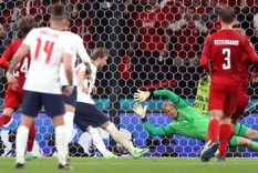 El portero danés Kasper Schmeichel fue perturbado con un láser en un cobro de penalti de Inglaterra. Foto: REUTERS