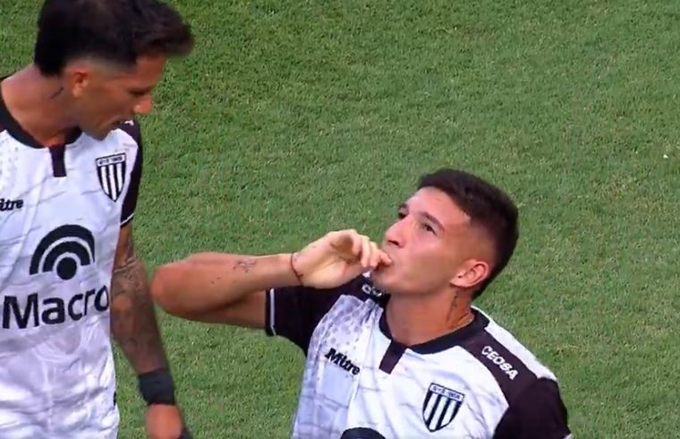 Luciano Paredes festeja el histórico gol de Gimnasia en la Bombonera.&nbsp;