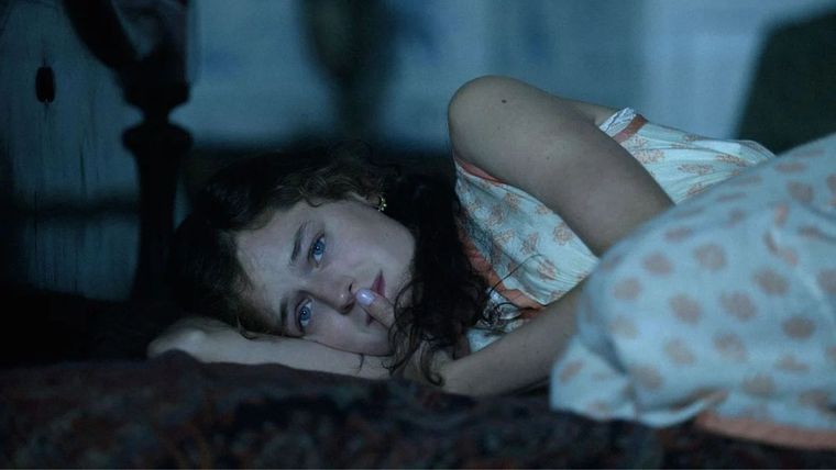 Emma Corrin es la protagonista de esta historia. / Captura trailer