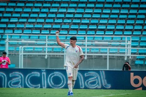 Bareiro abrió el marcador y su gesto tras convertir fue interpretado como un guiño al mundo Boca. Bareiro abrió el marcador y su gesto tras convertir fue interpretado como un guiño al mundo Boca.