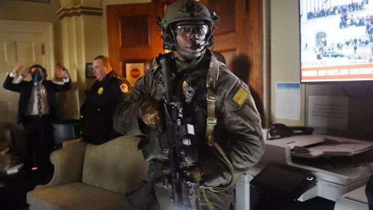 Pasaron horas hasta que las fuerzas de seguridad controlaron el Capitolio.