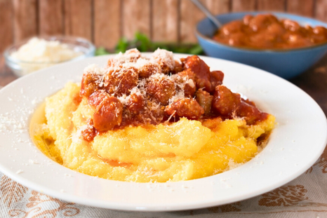 Polenta a la boloñesa: un plato de confort con toque italiano Foto: Shutterstock