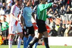 Sergio Pezzotta no le dio un claro penal a River y recibió amenazas en su vestuario