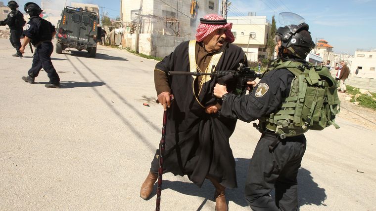 Enfrentamiento entre un soldado israelí y un palestino.