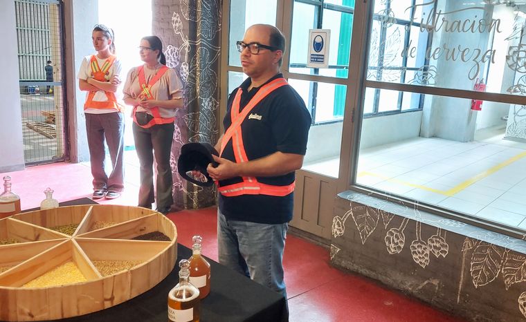 Desde la selección de materias primas hasta el envasado, la producción cervecera combina precisión técnica y trabajo joven especializado. Desde la selección de materias primas hasta el envasado, la producción cervecera combina precisión técnica y trabajo joven especializado.