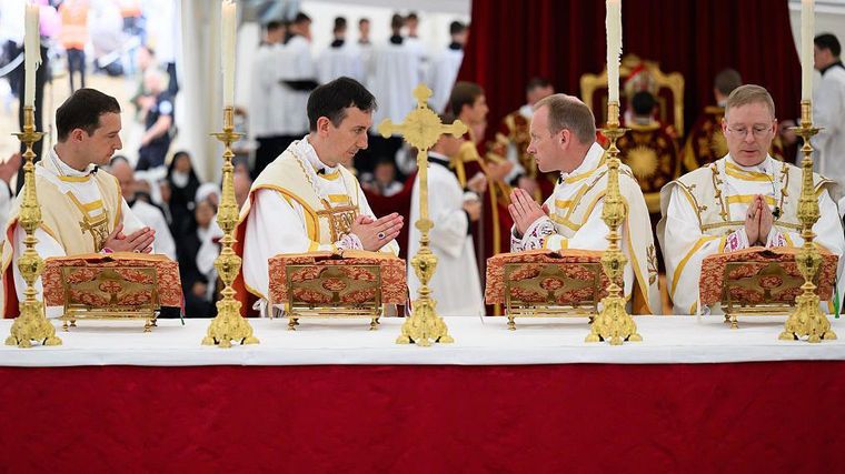 Los sacerdotes Marc Hanappier, Michel Poinsinet de Sivry, Michael Goldade y Pascal Schreiber fueron excomulgados tras ser consagrados obispos sin autorización papal.