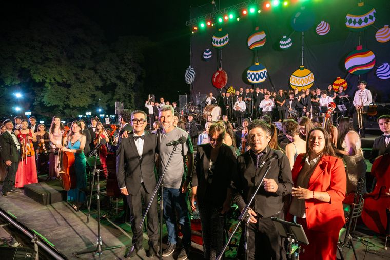 El intendente Ulpiano Suarez junto a parte de los artistas y locutores del evento. El intendente Ulpiano Suarez junto a parte de los artistas y locutores del evento.