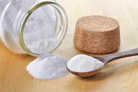 Una cucharada de bicarbonato de sodio con un vaso de agua caliente puede cambiar tu cocina. Foto: Shutterstock Una cucharada de bicarbonato de sodio con un vaso de agua caliente puede cambiar tu cocina. Foto: Shutterstock