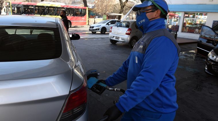 Los combustibles volverán a subir en marzo, pero un poco después de lo que estaba previsto Foto: ALF PONCE MERCADO / MDZ