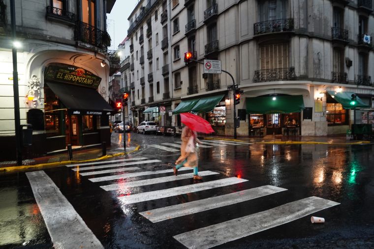 El SMN prevé que el domingo regresen las lluvias aisladas por la mañana, que se transformarán en chaparrones durante la tarde y noche Foto: Télam