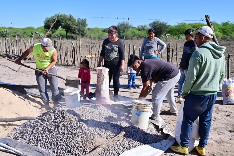 Las familias de la zona no tienen acceso al agua potable por red y se abastecen de aljibes y perforaciones propias o comunitarias.