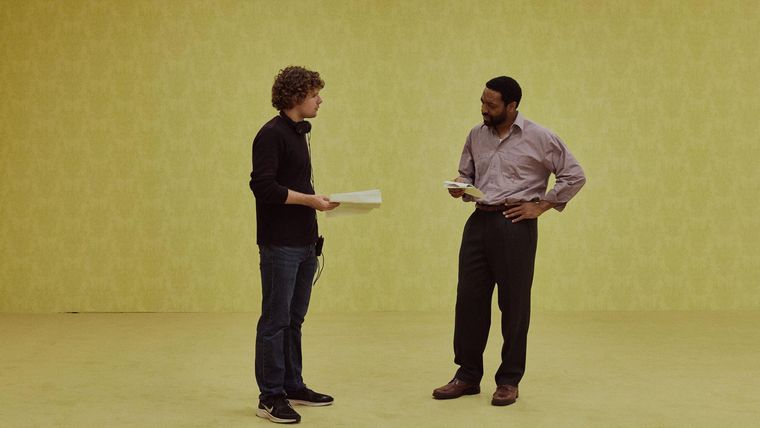 Parsons, a quien vemos aquí en el set con Ejiofor, dice que su relativa juventud nunca se presentó como un problema.