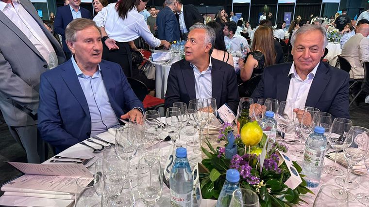 Otra imagen de la mesa principal. Otra imagen de la mesa principal.