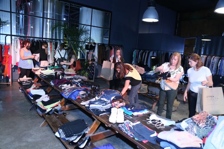 Los mesones del bazar, colmados de prendas súper copadas. Foto: Maximiliano Ríos/MDZ