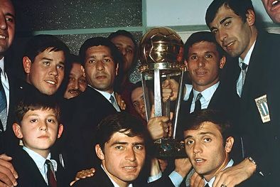 MDZol | El plantel, la copa y una imagen de la que se cumplen 57 años.