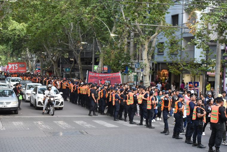 Así fue el panorama en el Centro mendocino en medio de una concurrida protesta Foto: Maximiliano Ríos/MDZ