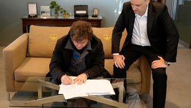 Recién aterrizado en Buenos Aires, Javier Milei firmó el proyecto de reforma laboral y lo envió al Senado. Recién aterrizado en Buenos Aires, Javier Milei firmó el proyecto de reforma laboral y lo envió al Senado.