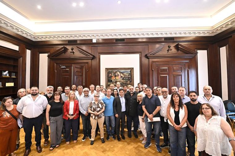 Encuentro del gobernador Axel Kiicllof con los representantes gremiales de docentes y estatales bonaerenses en el Salón Dorado de la gobernación Encuentro del gobernador Axel Kiicllof con los representantes gremiales de docentes y estatales bonaerenses en el Salón Dorado de la gobernación