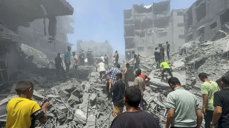 Los palestinos buscan víctimas en el lugar de los ataques israelíes contra casas, en medio del conflicto entre Israel y Hamas, en el campamento de refugiados de Al Shati en la ciudad de Gaza Foto: REUTERS