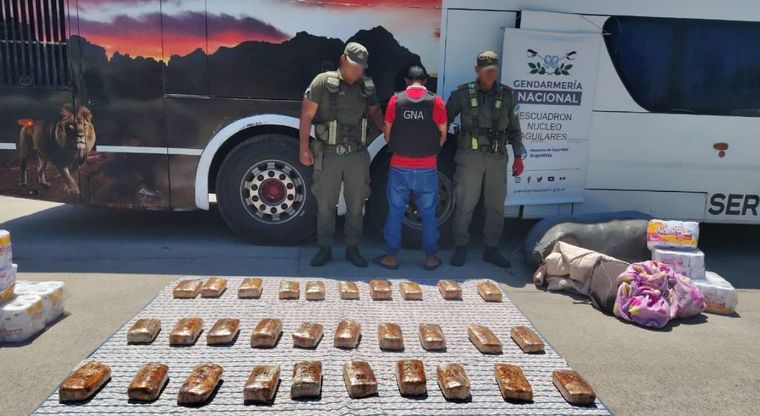 El hombre detenido con el cargamento de marihuana que tenía a Mendoza como destino. 