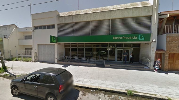 El banco fue asaltado por delincuentes que secuestraron al gerente en la puerta de su casa