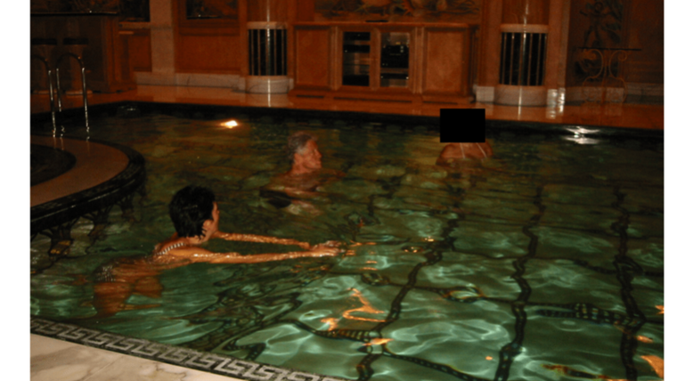 Una de las imágenes parece mostrar a Bill Clinton en la piscina con dos mujeres. El expresidente negó tener nada que ver con los crímenes de Epstein. Una de las imágenes parece mostrar a Bill Clinton en la piscina con dos mujeres. El expresidente negó tener nada que ver con los crímenes de Epstein.