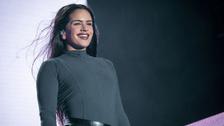 Respira profundo antes de ver a Rosalía luciendo un catsuit al cuerpo Rosalía Vila Tobella, ?es conocida simplemente como Rosalía, es una cantante, productora discográfica y compositora española. Foto: EFE/ Marta Perez