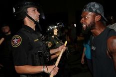 Habitantes de Kenosha llevaron a cabo una protesta contra la policía el domingo por la noche.