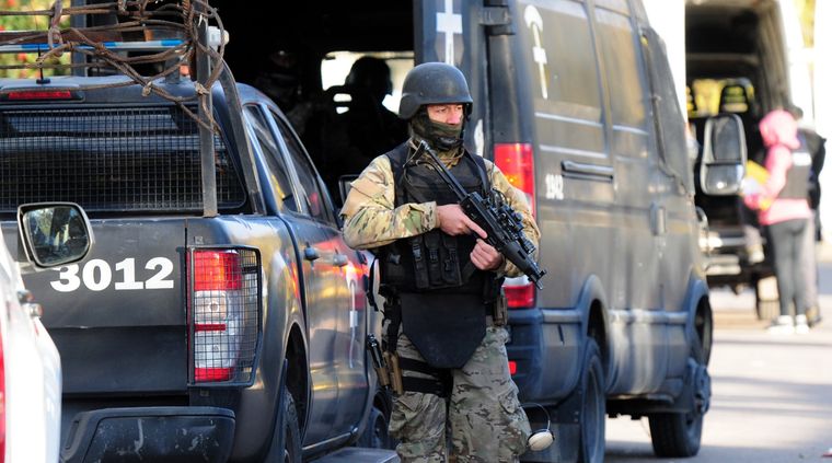 El Grupo GES llegó al lugar ante los disparos que estaba realizando el hombre atrincherado Foto: ALF PONCE / MDZ