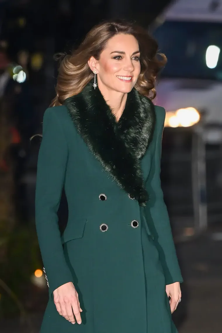 Kate Middleton deslumbró en Navidad con un abrigo que homenajeó a Lady Di. Kate Middleton deslumbró en Navidad con un abrigo que homenajeó a Lady Di.