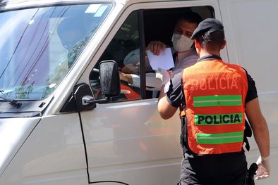 MDZol | Operativo La Policía realiza controles en la vía pública. Es ilegal salir de casa, salvo excepciones muy puntuales. Foto: Gobierno de Mendoza