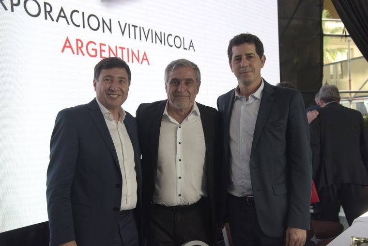 Foto: 3029: El nuevo presidente de COVIAR, José Zuccardi, junto a los ministros Daniel Arroyo, de Desarrollo Social, y Eduardo Wado de Pedro, del Interior. Foto: Gentileza
