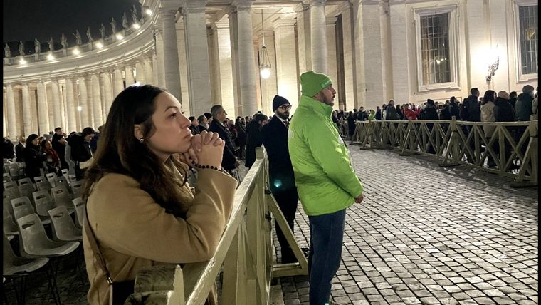 Los fieles rezan por Francisco en la Plaza San Pedro. Foto: Clara Fontan