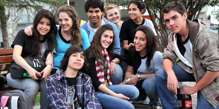La plaza en primavera: los chicos del Polivalente de Arte, distendidos en la cálida tarde del viernes. Foto: Agustín Mauricio/Mediamza.com