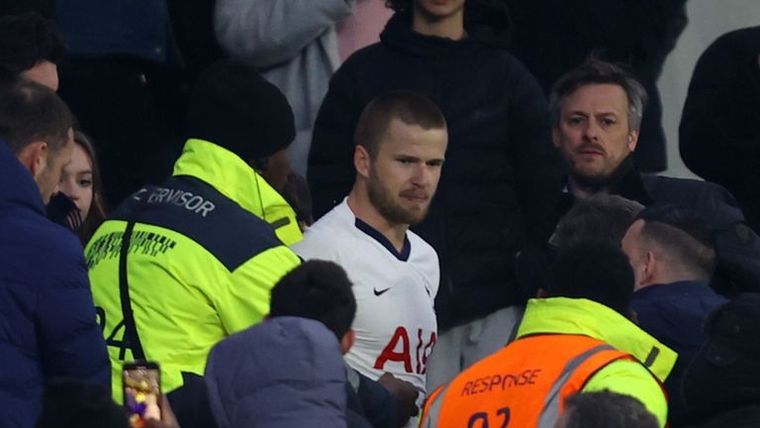 Eric Dier en la tribuna junto al personal de seguridad.