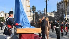 jorge macri encabezo el izamiento de la bandera en plaza de mayo por el dia de la independencia