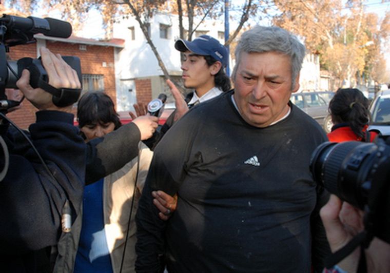 El padre de las chicas saliendo de la Oficina Fiscal Número 4. Foto: Nacho Gaffuri / MDZ