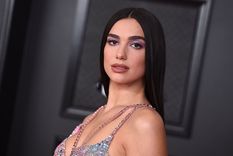 Foto: https://dicomania.com/2021/11/25/service-95-el-nuevo-proyecto-en-el-que-trabaja-dua-lipa/