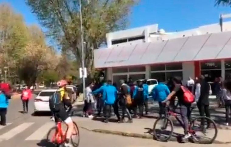 La Policía debió interceder para bajarle el tono al altercado entre allegados de River y Boca.