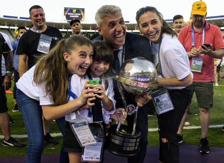 Crespo, y sus hijas, en plena celebración.