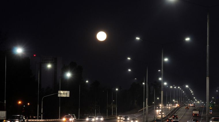 Acceso El satélite brilla con fuerza en el ingreso a la ciudad. Foto: ALF PONCE / MDZ