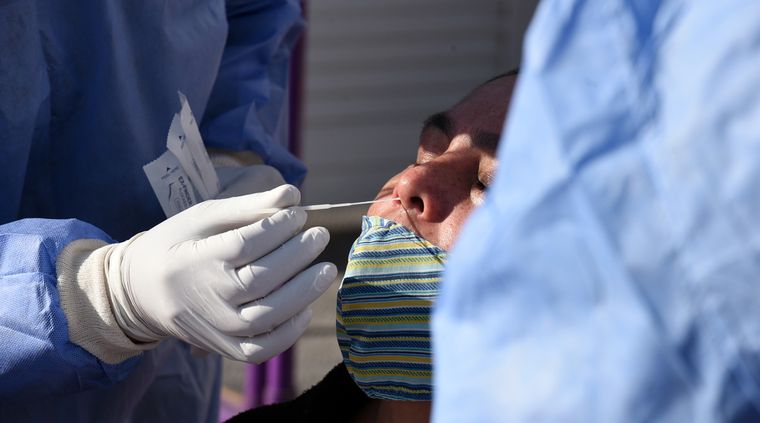 Una de las formas de detección del coronavirus es el hisopado. Foto: ALF PONCE MERCADO / MDZ