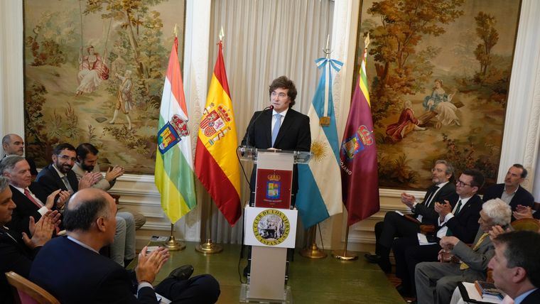Milei recibió otro premio en España y vuelve mañana al país