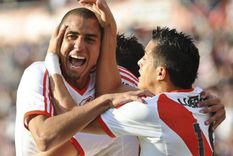 Trezeguet celebra uno de sus goles con el mendocino Rogelio Funes Mori. Trezeguet celebra uno de sus goles con el mendocino Rogelio Funes Mori.